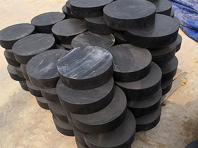 大庆板式橡胶支座由若干层橡胶片与薄钢板经加压硫化